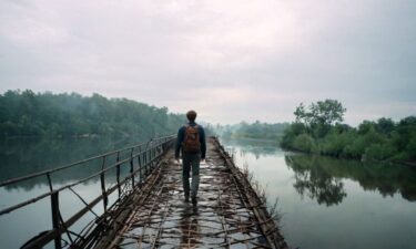 彼女は橋の向こうで待つ