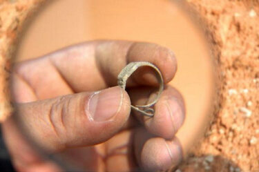 400年前の石棺から腕時計