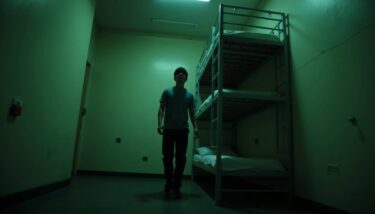 緑の光に照らされた寮